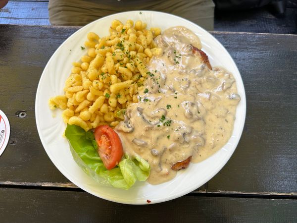 Genuss unter Bäumen im idyllischen Biergarten