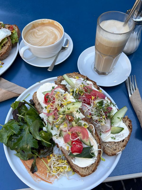 Genieße industriellen Charme beim Frühstück