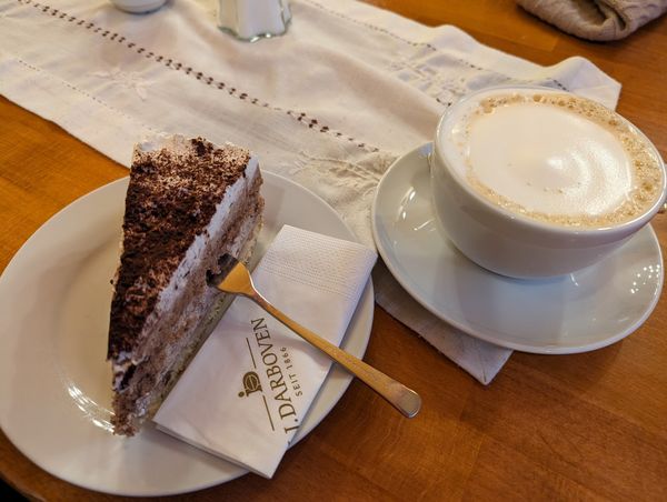 Kaffee und Kuchen mit Blick auf den Markt