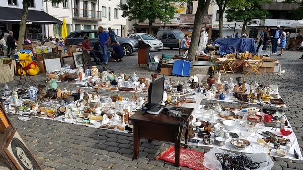 Stöbere durch den berühmten Flohmarkt