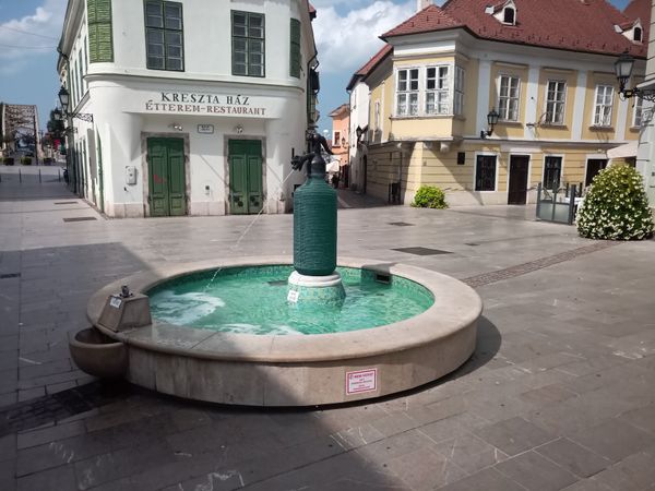 Kurioser Brunnen erinnert an den Erfinder der Sodaflasche