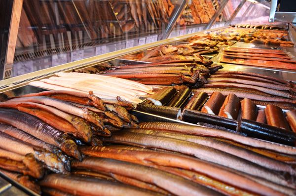 Frischer Fisch direkt vom Räucherofen