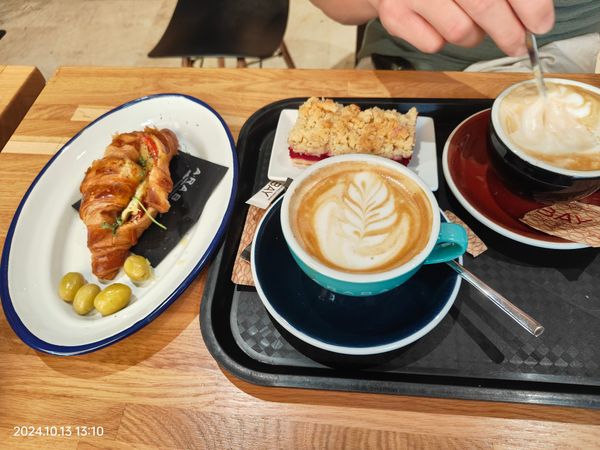 Perfekter Kaffee und süße Köstlichkeiten