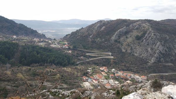 Erkunde die Geheimnisse der Škaljari Festung