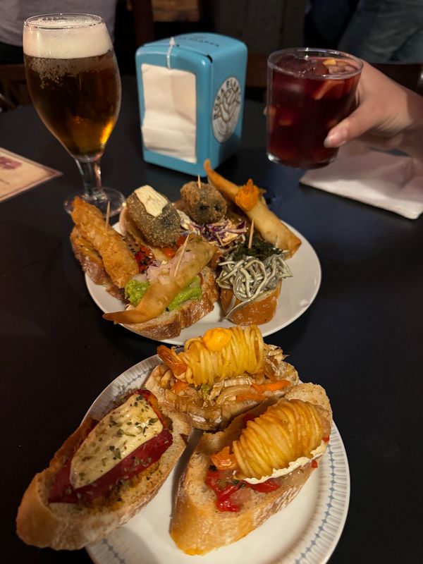 Feiere Tapas Tuesday mit den Locals