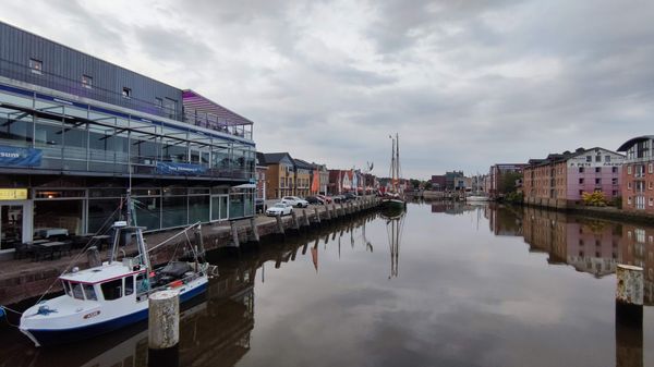 Genieße frische Meeresfrüchte am Hafen