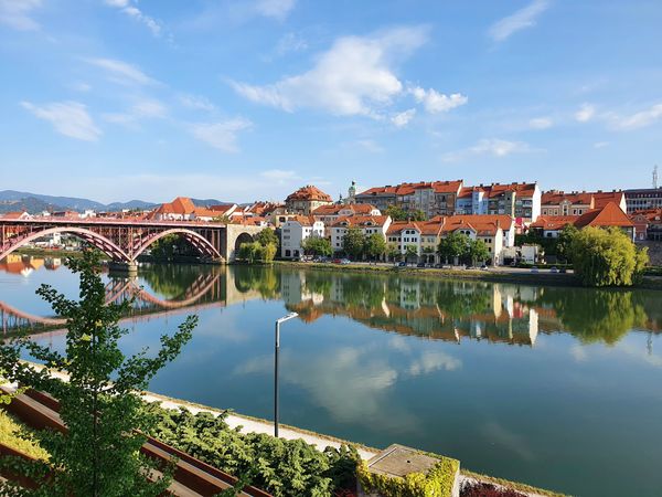 Historische Brückenüberquerung mit atemberaubendem Ausblick