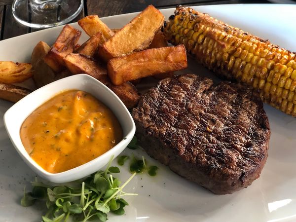 Geheimes Dinner mit neuen Freunden