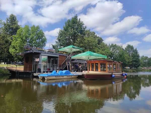 Gemütliches Café auf einem Hausboot