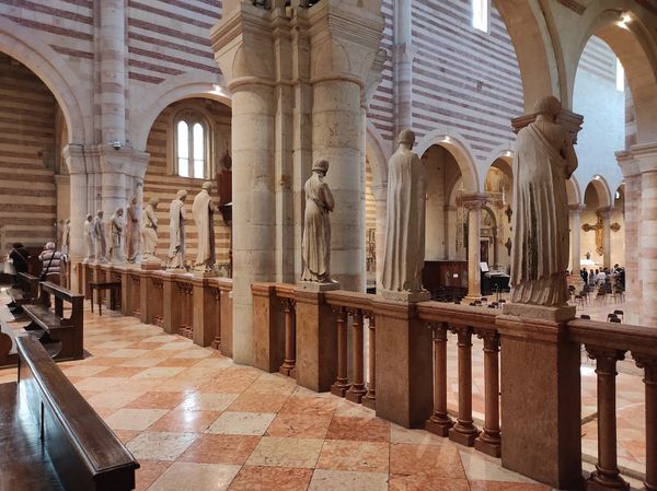 Bewundere romanische Architektur & Geschichte