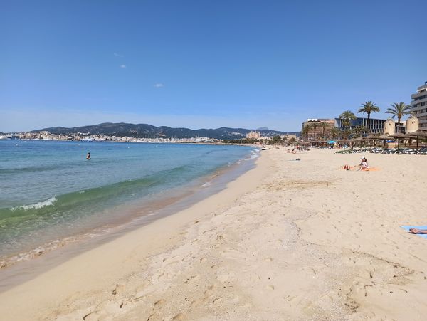 Stadtstrand mit Blick auf die Kathedrale