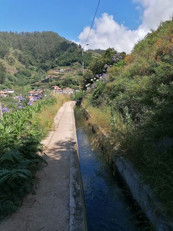 Malerische Wanderwege entlang historischer Bewässerungskanäle