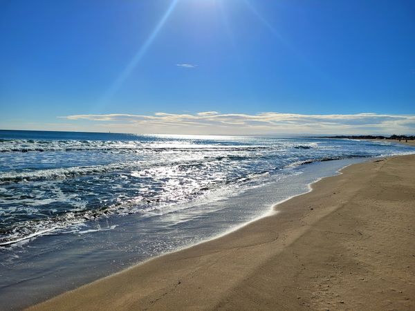 Sonnenbaden am langen Sandstrand