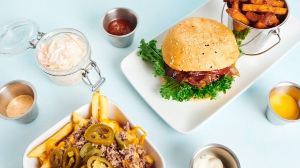 Leckere Burger in historischer Gasse