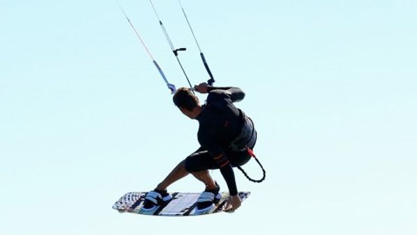 Action und Spaß beim Kitesurfen