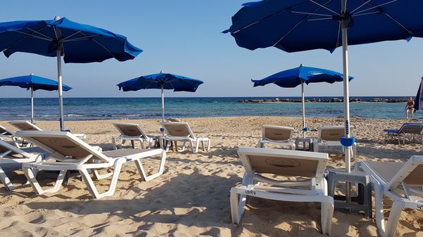 Idyllischer Strand mit alter Kapelle