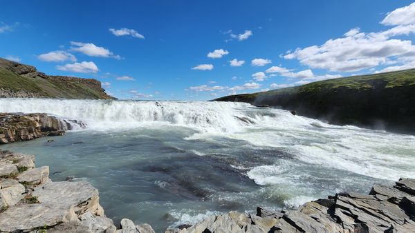 Bestaune Islands mächtigsten Wasserfall