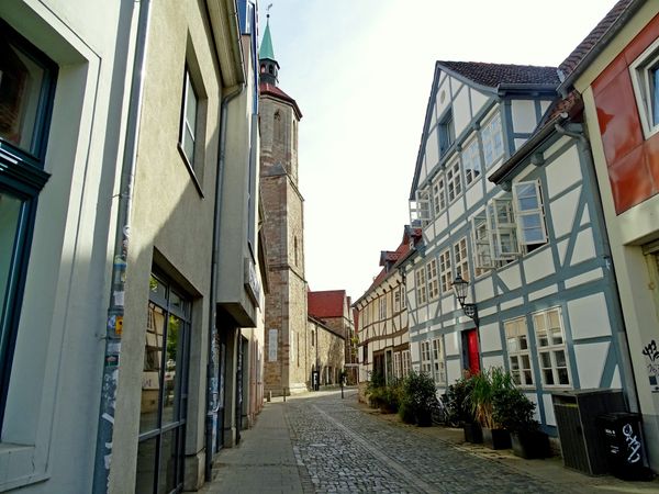 Historisches Flair mit Cafés und Läden