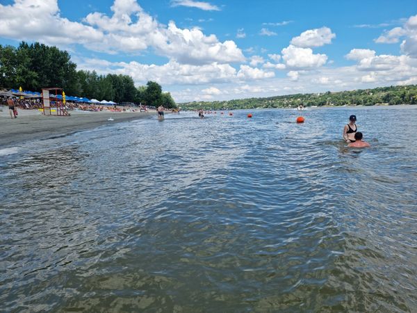 Sonnenbaden & Volleyball am Donauufer