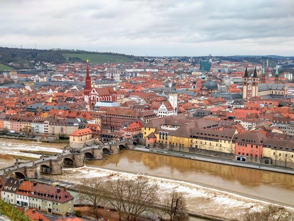 Mit Wein den Blick genießen: Alte Mainbrücke