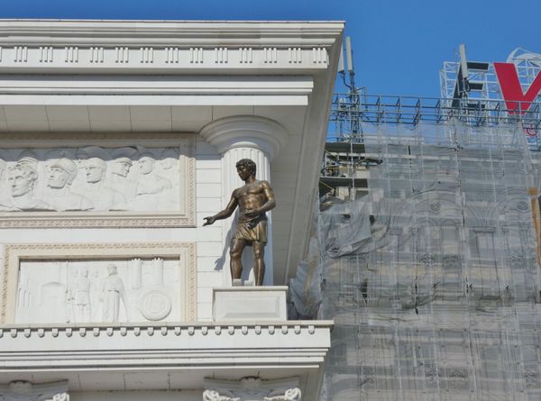 Triumphbogen im modernen Skopje