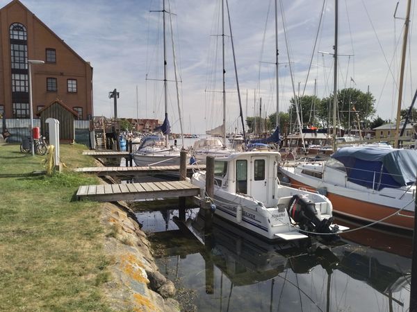 Surfen und Segeln am idyllischen Hafen