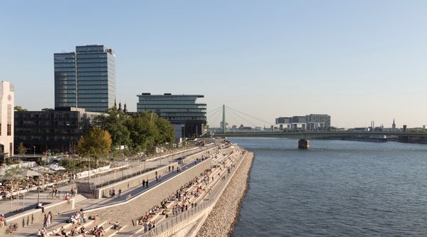 Romantische Spaziergänge am Kölner Rheinufer