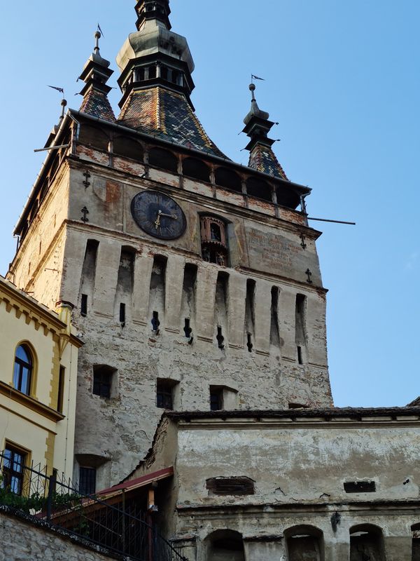 Buntes Treiben im Herzen Sighisoaras