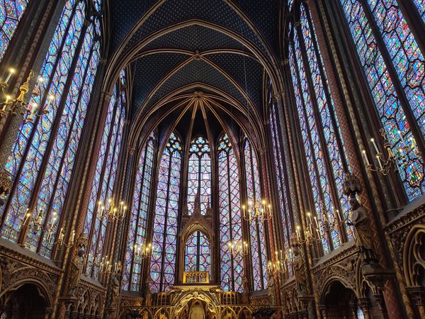 Gotische Architektur und atemberaubende Fenster