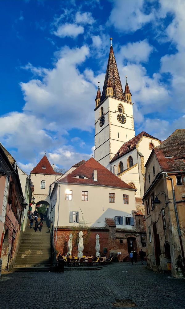 Steigen Sie die historische Treppe hinauf