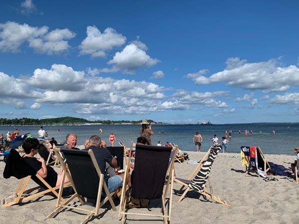 Entspannte Drinks mit Meerblick