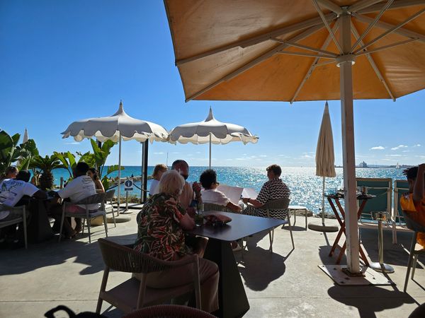 Entspannte Beachclub-Atmosphäre mit Meerblick