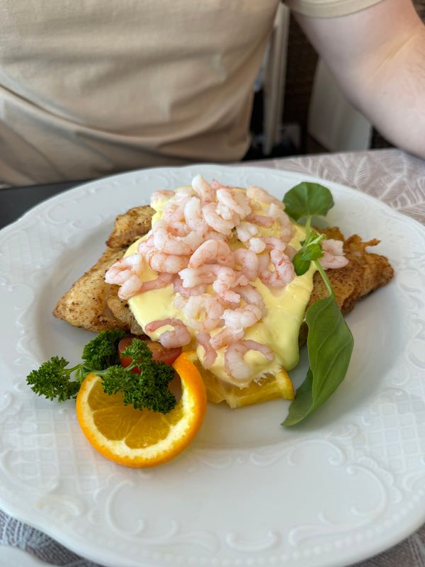 Traditionelle Gerichte in Strandnähe genießen