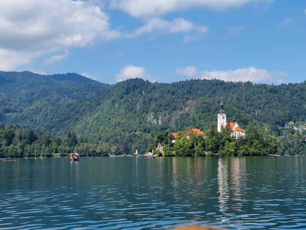 Traditionelle Bootsfahrt zum Bled Island