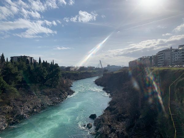 Mittagessen mit Blick auf den Fluss Moraca