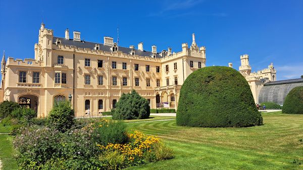 Romantische Architektur trifft Natur