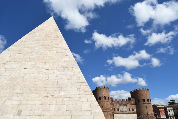 Eine Reise durch Zeit und Kultur: Roms antike Pyramide