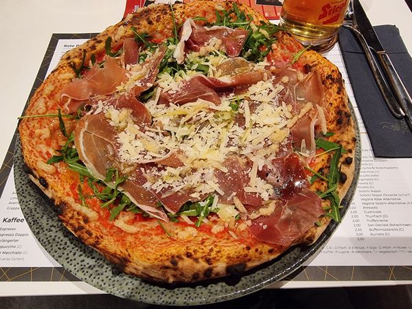 Neapolitanische Pizza in Mödlings Fußgängerzone