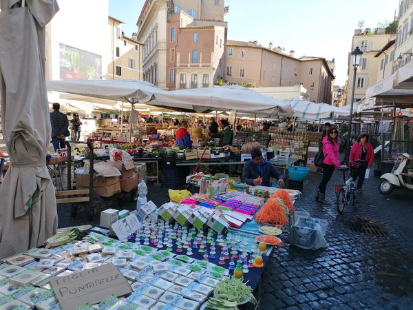 Lebendiger Markt mit lokalen Spezialitäten