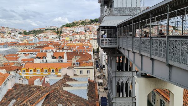 Historischer Lift in Lissabon: Atemberaubende Aussichten genießen