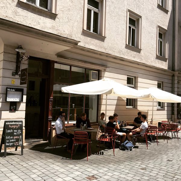 Leckere Burger in historischer Gasse