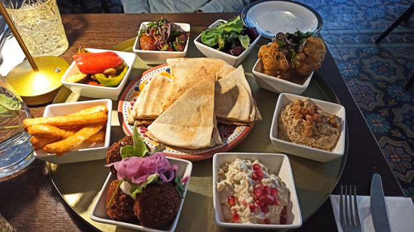 Frische und vielfältige Mezze Platten