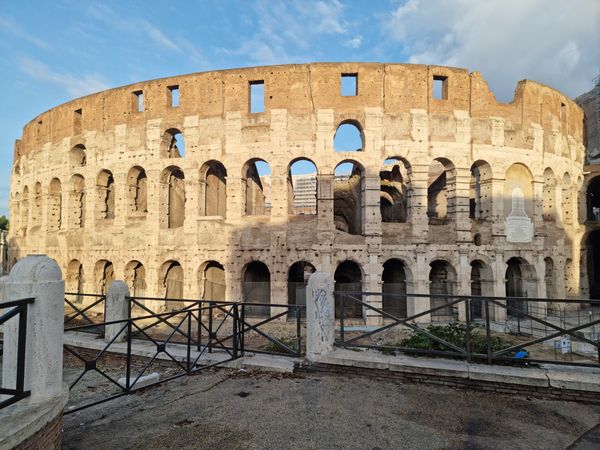 Schritt auf den Arena-Boden, wo Gladiatoren einst kämpften