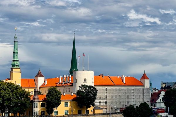 Historische Residenz am Flussufer