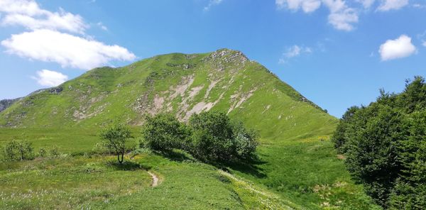 Wandern und Radfahren über den Wolken