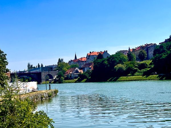 Historisches Flair und lebendige Kultur am Ufer der Drau