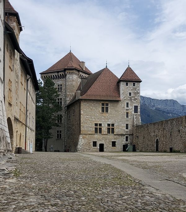 Erkunde das historische Schloss von Annecy