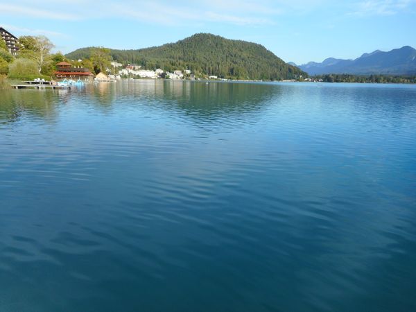 Kristallklares Wasser trifft auf Bergpanorama