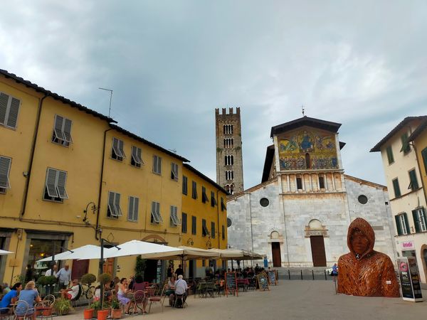 Spaziergang auf der historischen Stadtmauer