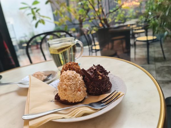 Französisches Café mit unwiderstehlichen Croissants